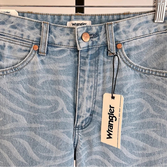Wrangler Women’s Wanderer High Rise Flare Jeans Tiger Print Light Wash 27 NWT - Picture 3 of 7
